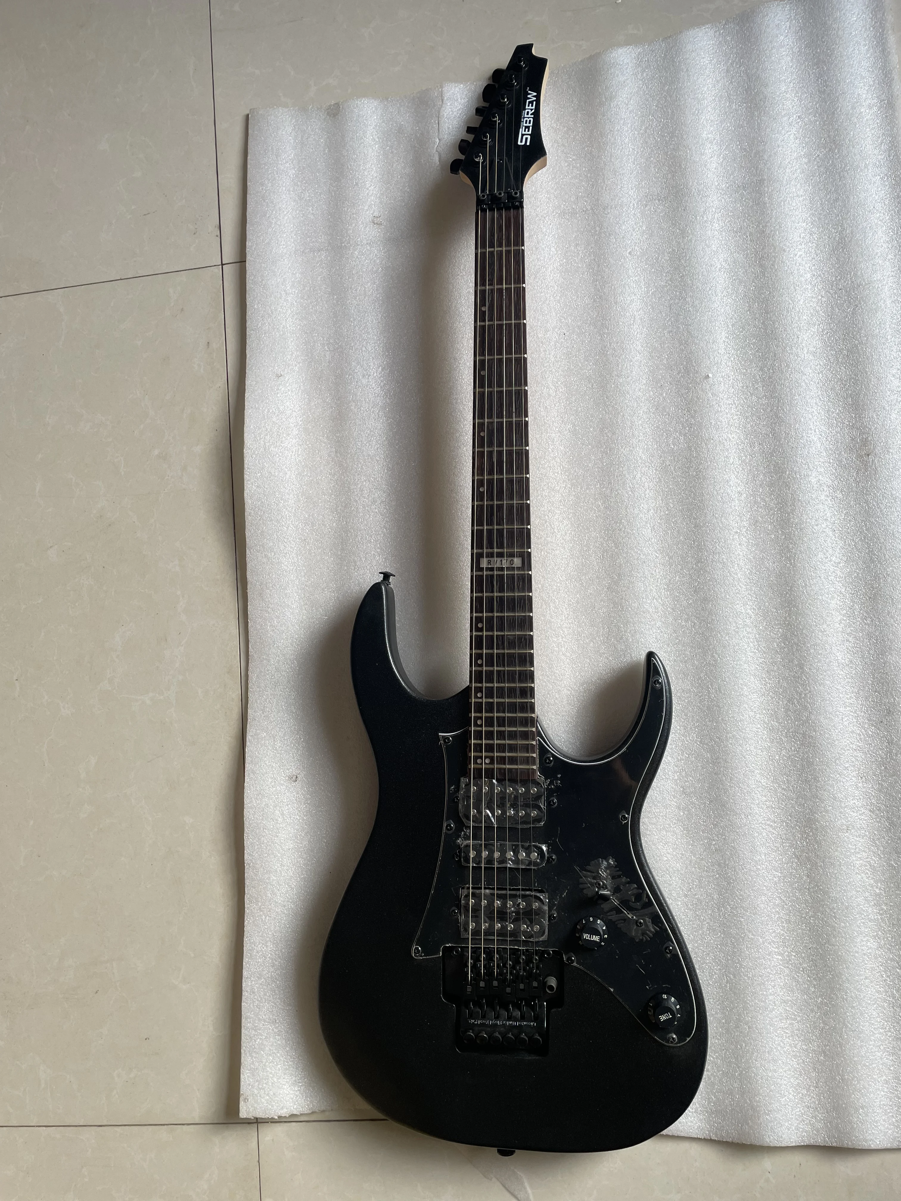 

Металлическая черная HSH электрическая гитара Floyd Rose, стандартная, индивидуальный стиль, черные металлические изделия, 6 струн, только один, отправка в течение 3 дней