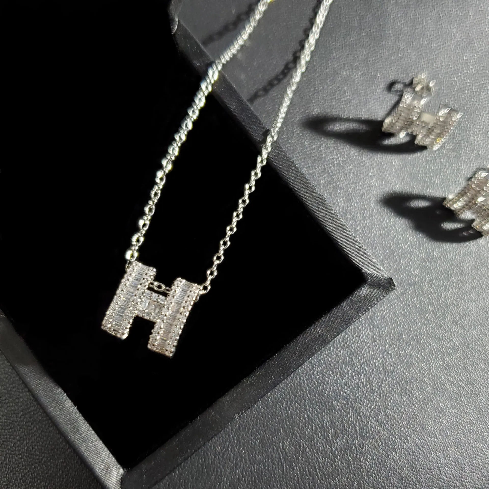 

Fashion Personality Letter Shape Women's Jewelry Set Lolita Exquisite Glittering Rhinestone Earrings Simple Style Necklace