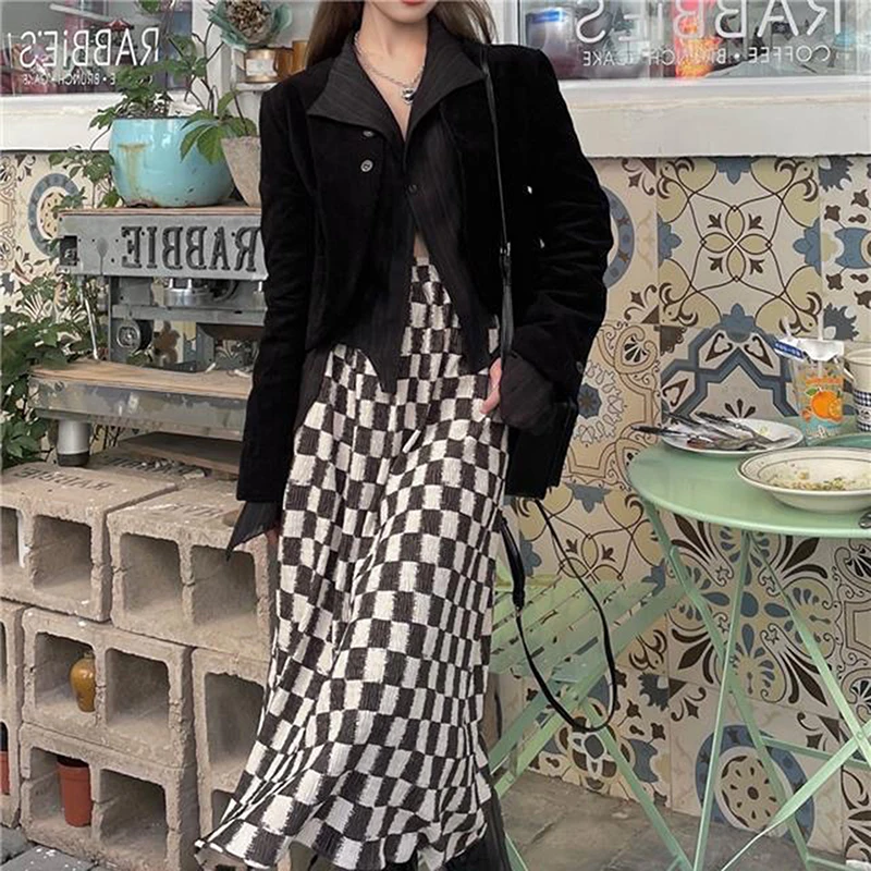 Женская модель однотонная блузка с отворотом и длинным рукавом на пуговицах