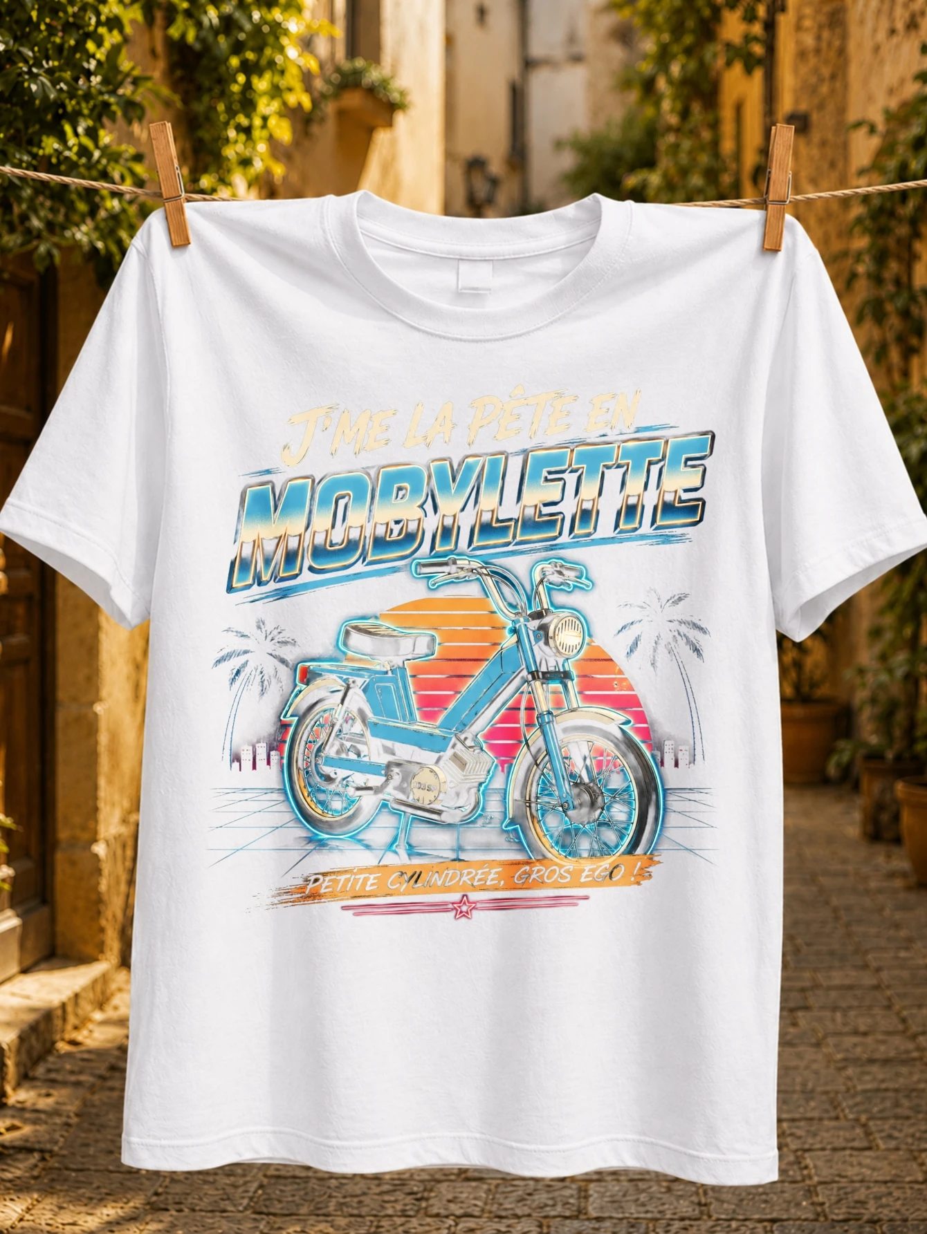 Фото Футболка унисекс Jme La Pte En Mobylette Gros Ego Vintage с изображением мопеда в стиле синт-вейв на закате с пальмами и неоновыми цветами №1