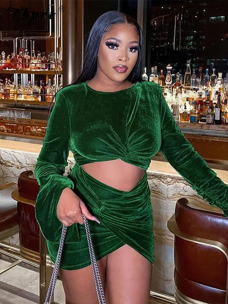 

Женское бархатное платье с рукавом-колоколом и вырезом