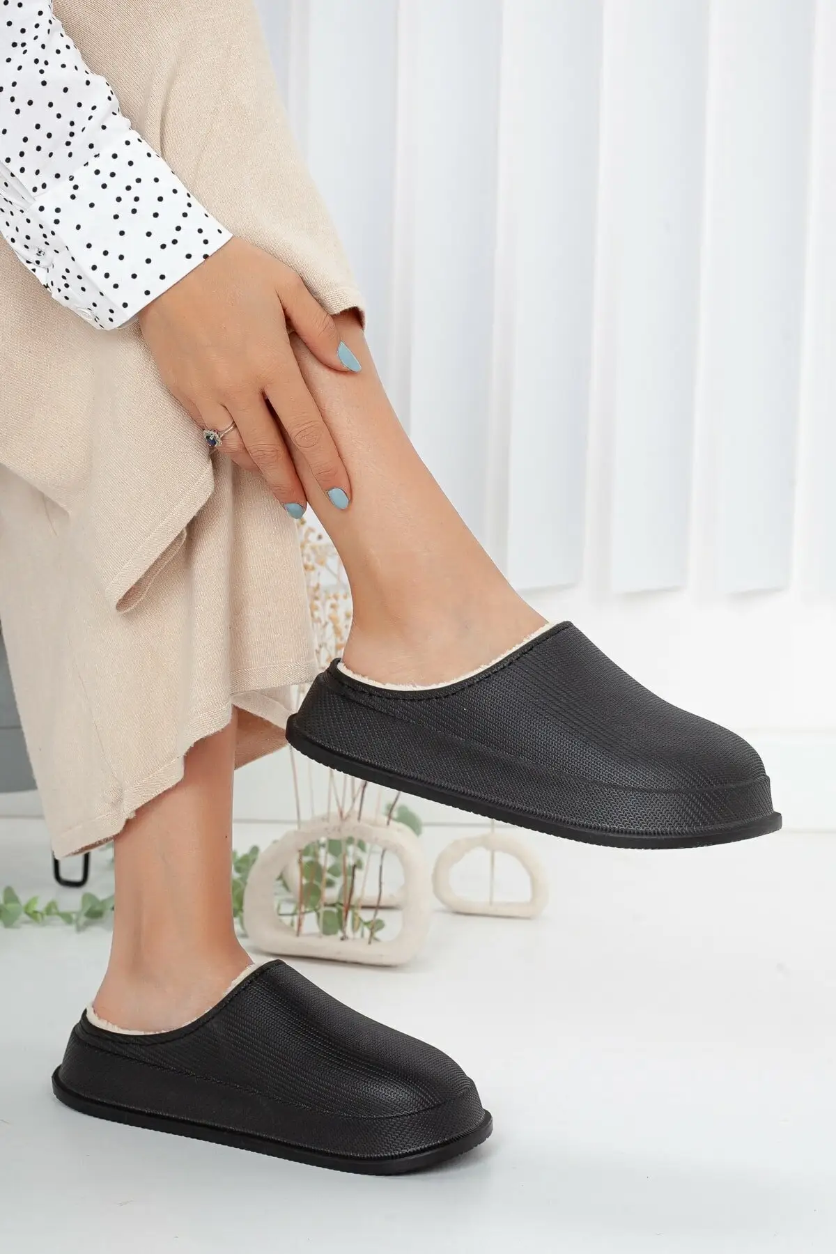 

Women's black fur waterproof non slip sole casual slippers