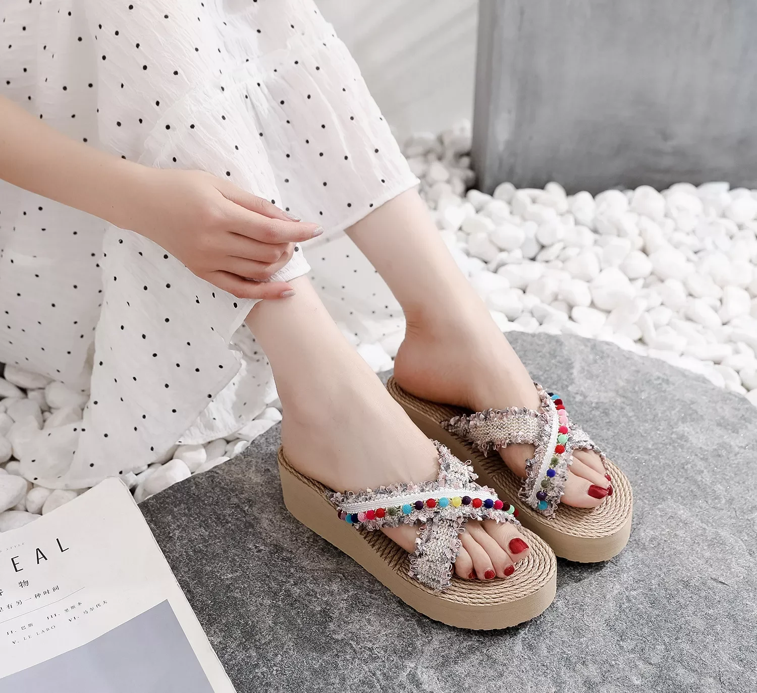 

word procrastinates fashion platform ins lace wear cool slippers female summer new pinch out sea beach shoes