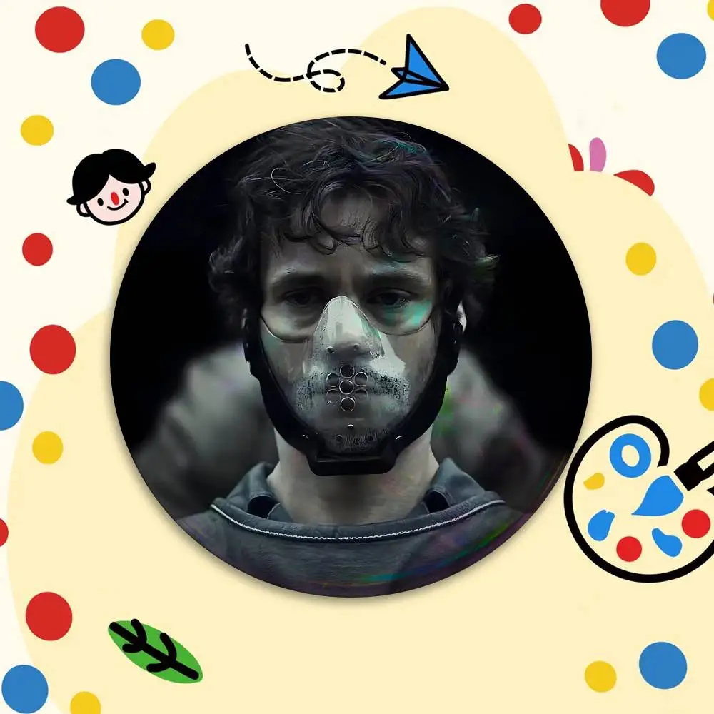 

Круглый значок H-Hugh D-Dancy Will G-raham