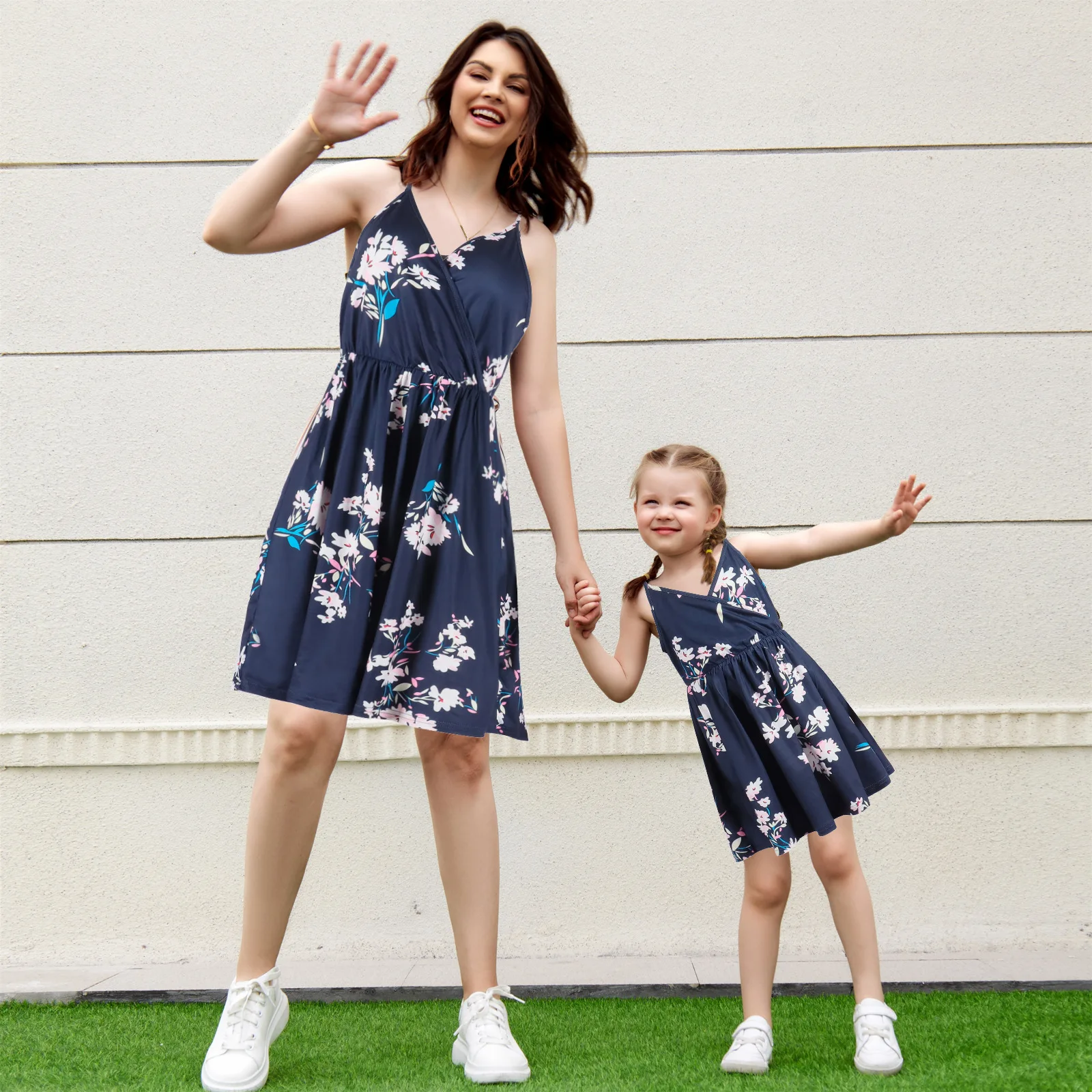 

2022 Summer Mommy and Me Floral Dress Family Matching Dresses Mother Daughter V-neck Halter Dresses Mother Baby Girls Outfits