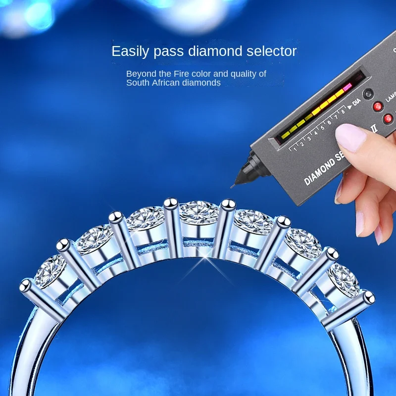 Женское кольцо из серебра 925 пробы с муассанитом