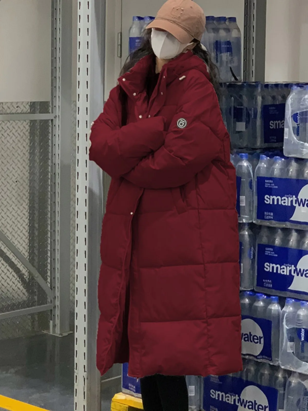 Пуховик с красным капюшоном женская зимняя популярная корейская серия длинное