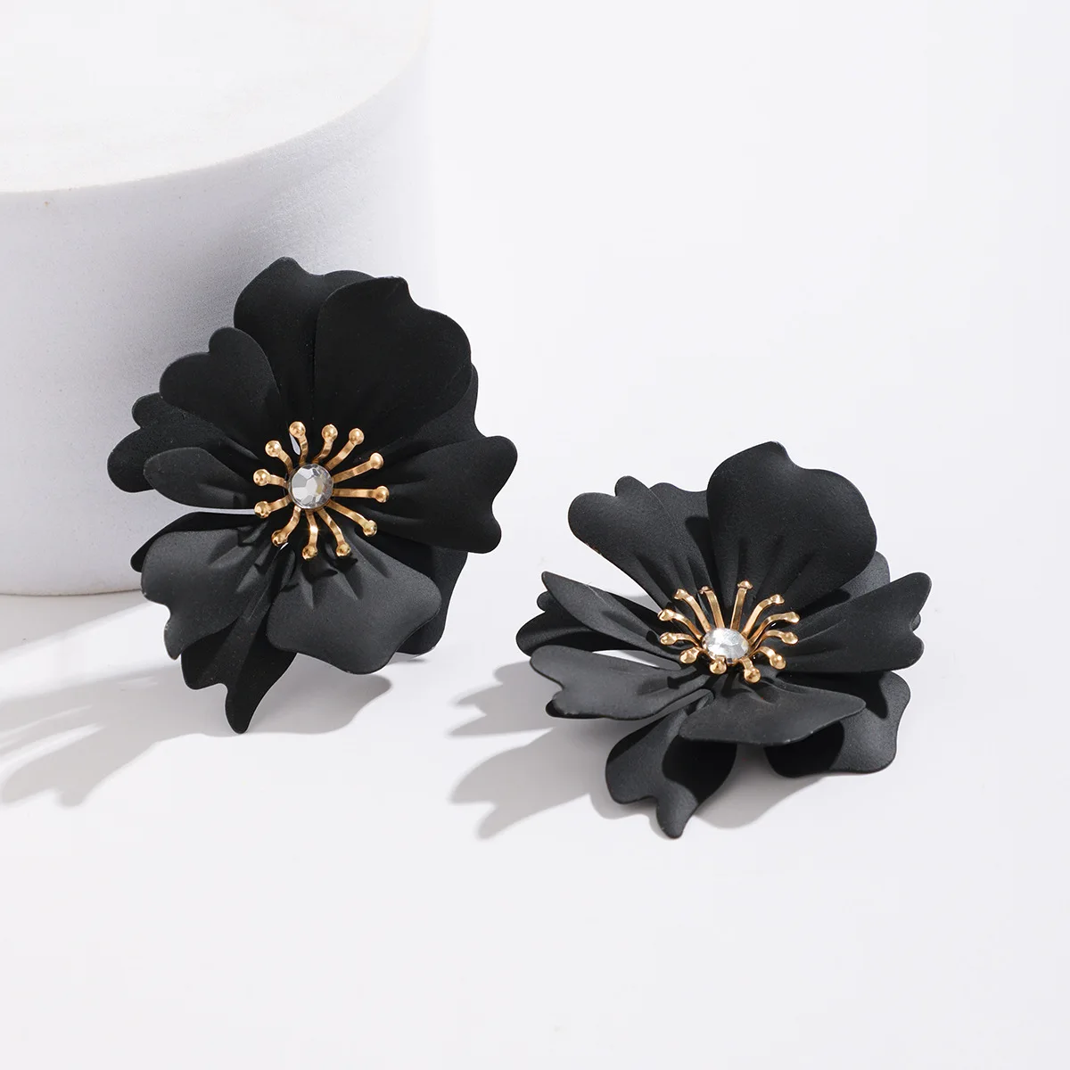 Женские серьги-гвоздики в богемном стиле