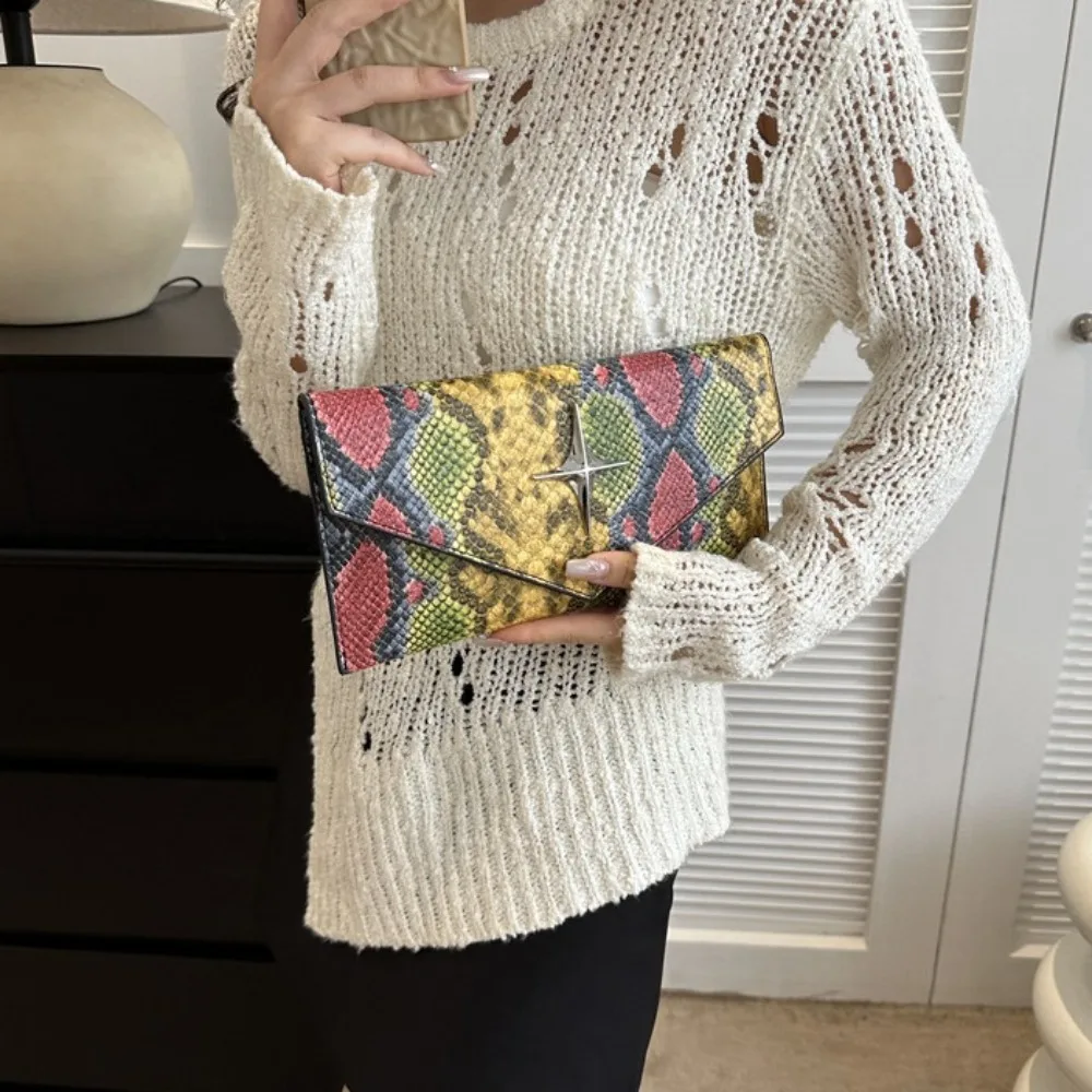 Цветная контрастная сумка-конверт со змеиным узором разноцветная женская