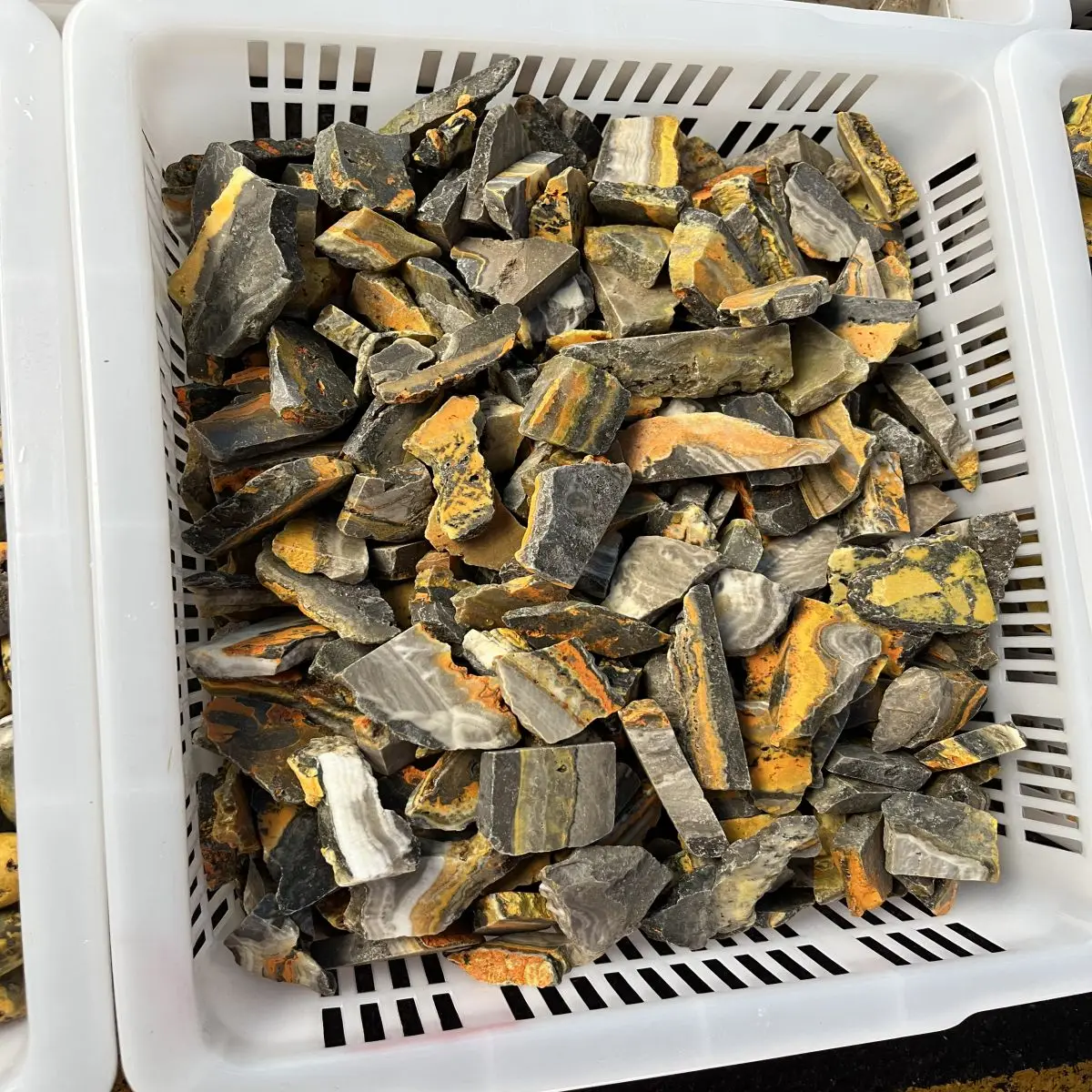 1Kg Natural Crystal Primitive Stone Primitive Mine Indonesian Bumblebee Ore Color Grain Shape Like Bumblebee Random Sent