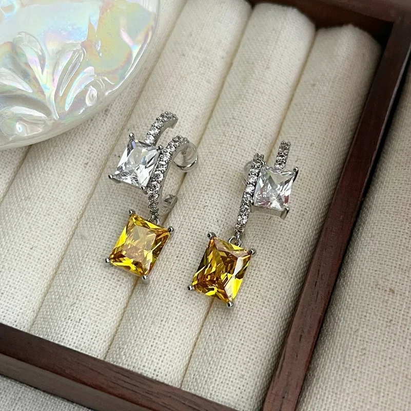 

Женские серьги-гвоздики с фианитами, в подарок