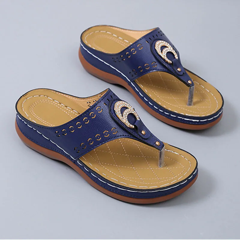 Женские пляжные шлепанцы 2022 летние сандалии на танкетке стразы тапки платформе с