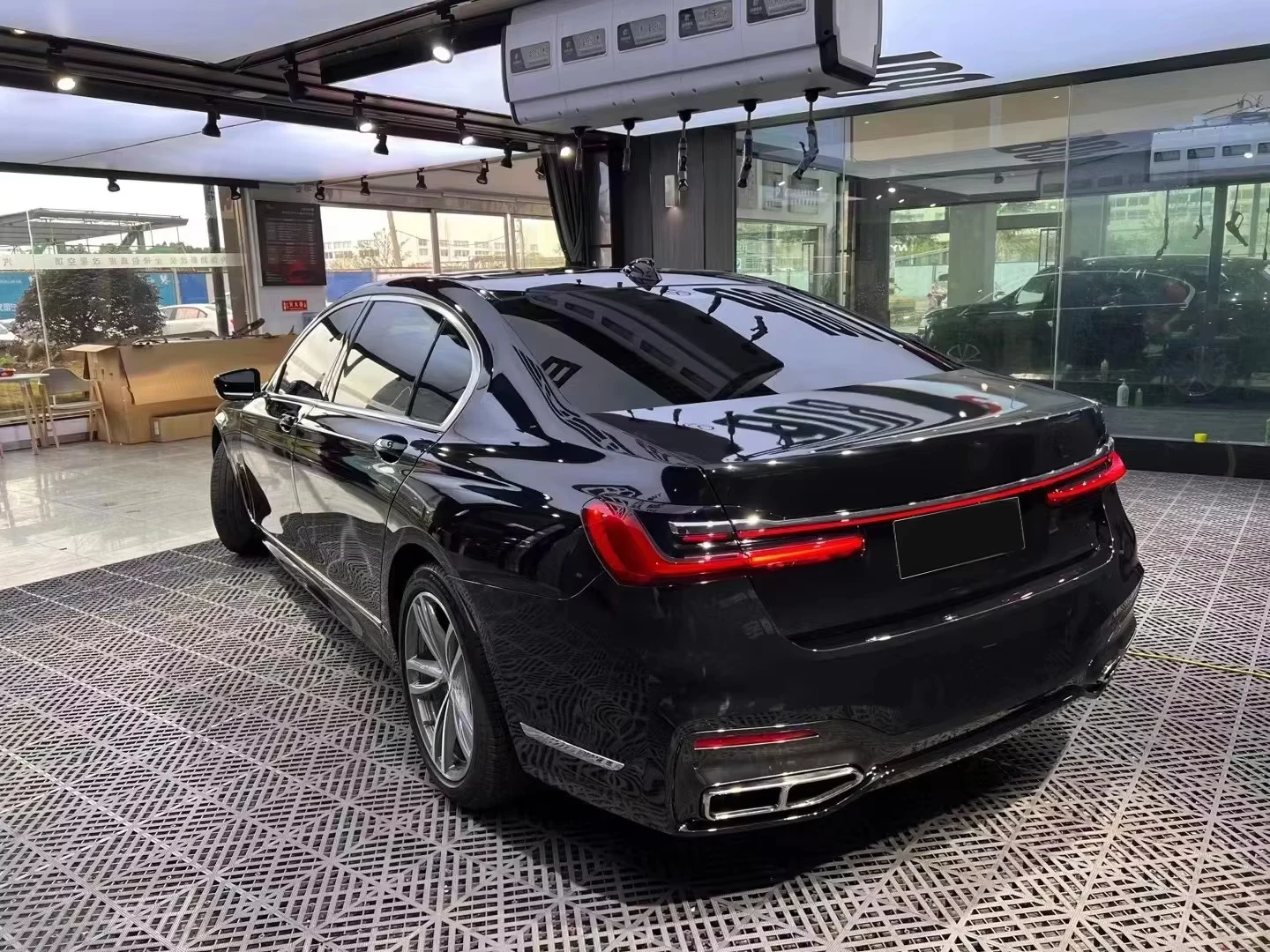 Фото Комплект обвеса для BMW 7 серии G11 G12 (2016-2020): передний и задний бамперы, фары, задние фонари, капот, крылья №1