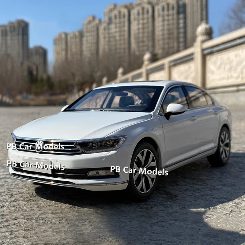 

Original brand new Magotan B8 car model 1:18 car ornaments simulation alloy car model collection gift