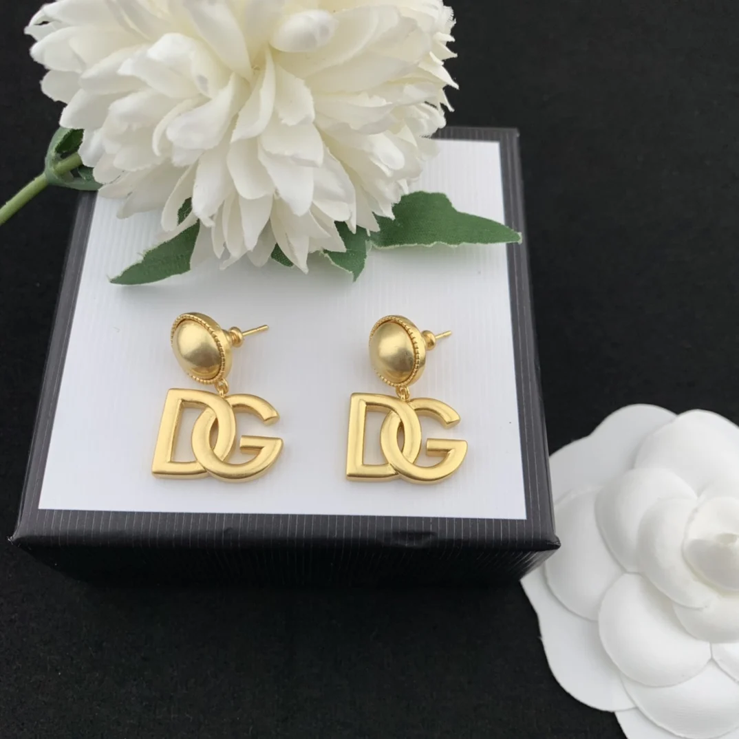 

Европейские и американские модные простые и универсальные серьги с буквами