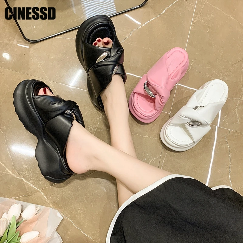 

Мягкие женские шлепанцы на толстой платформе, Новинка лета 2023, модная дизайнерская женская обувь с металлическим украшением на танкетке