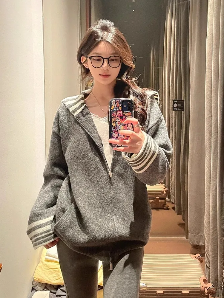 Серый свитер в полоску стиле преппи с матросским воротником верхняя одежда