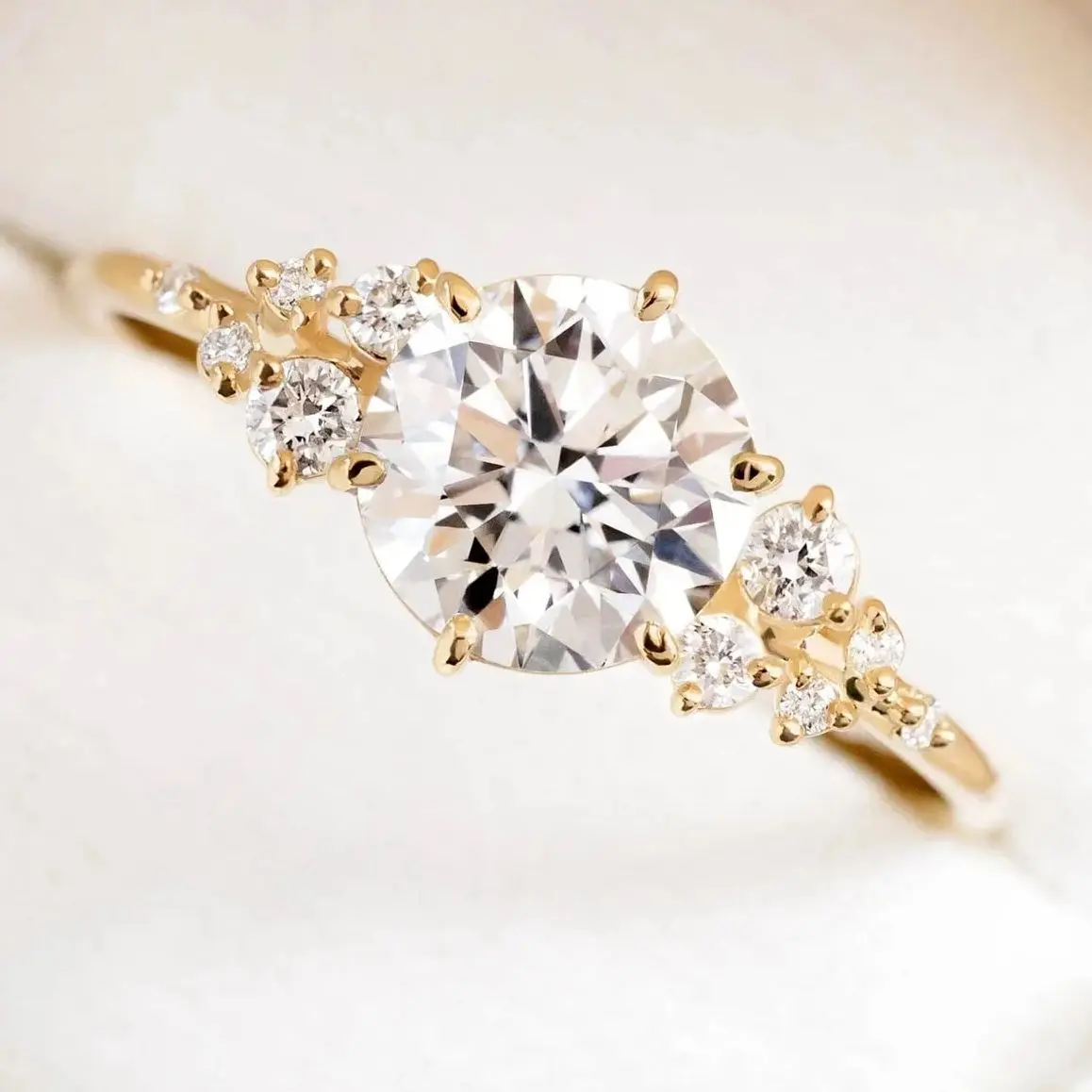 Женское кольцо с муассанитом покрытием из золота