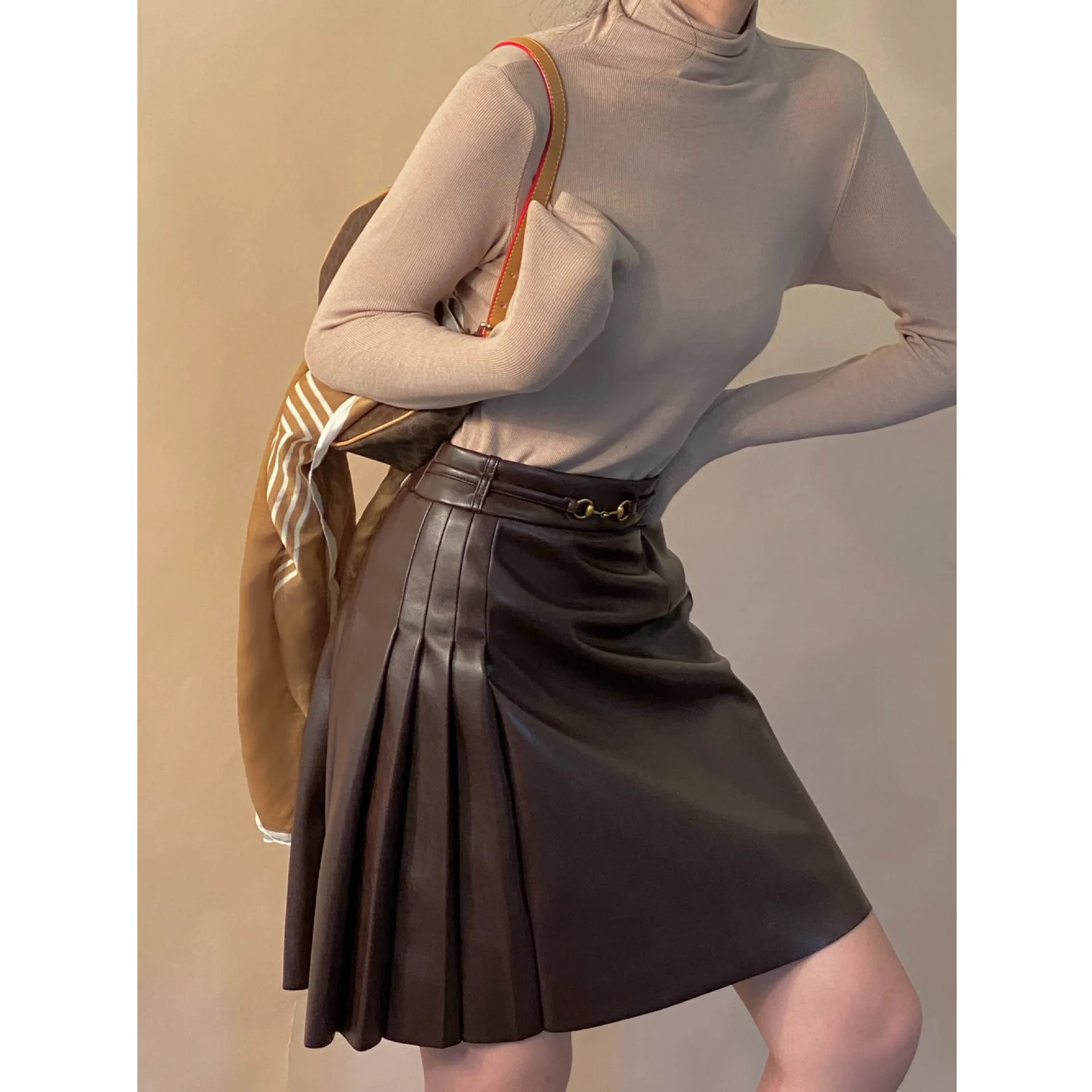 

French Retro Pleated Irregular Edge Short Joker Small Leather Skirt