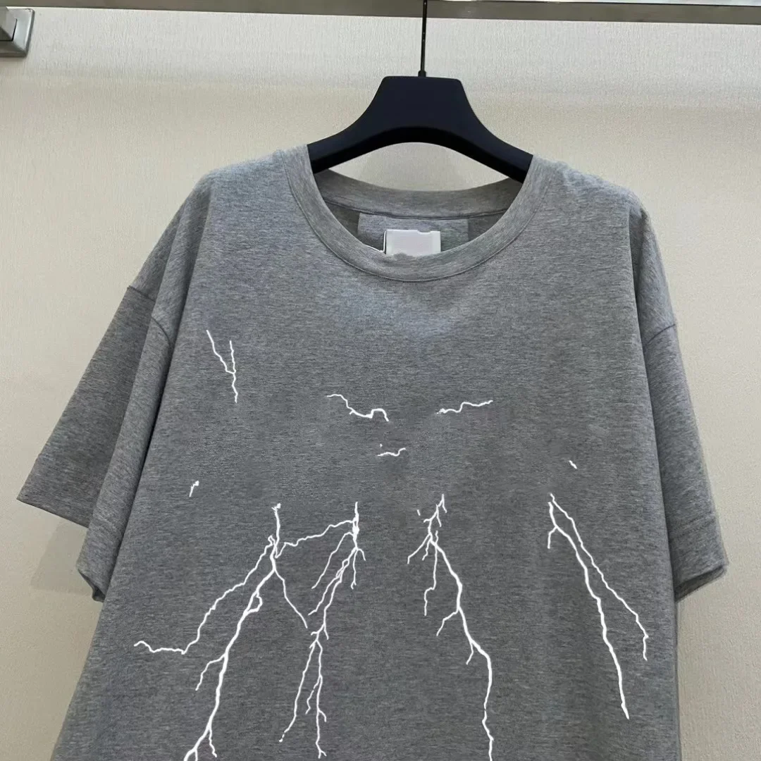 Стильная футболка свободного кроя с буквенным принтом классическая стирка