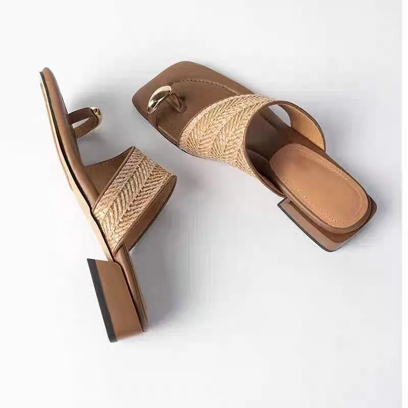 Женские металлические шлепанцы с открытым квадратным носком на низком каблуке