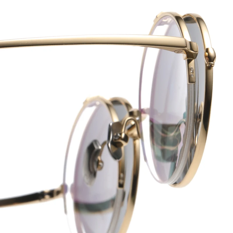 Солнцезащитные очки в титановой оправе