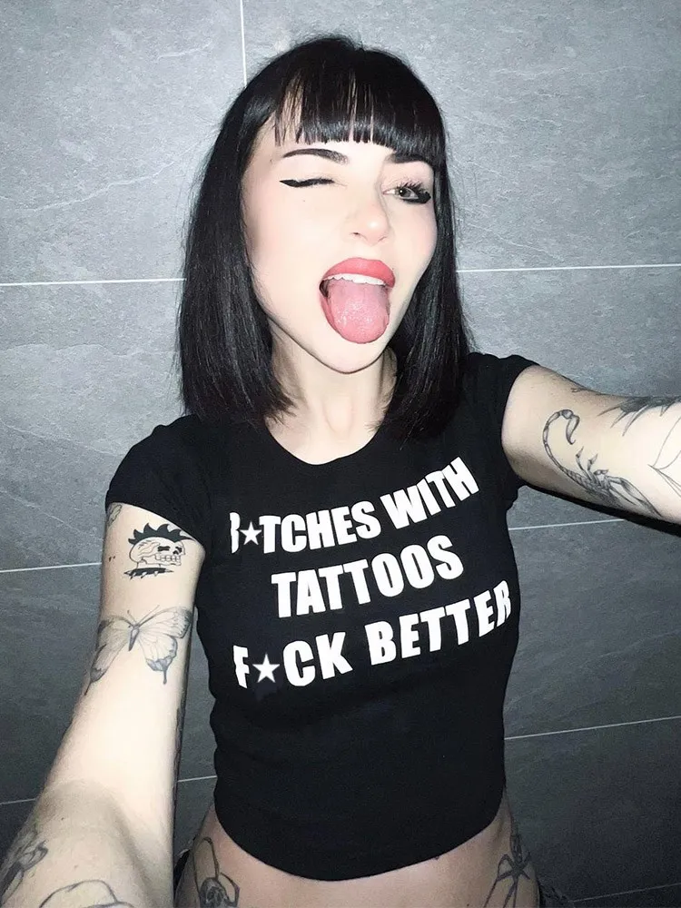 

Готическая Сексуальная черная детская футболка в стиле эмо для девочек, уличная одежда, Женская Милая футболка в стиле гранж с буквенным принтом, одежда Y2k, облегающие кроп-топы в стиле панк