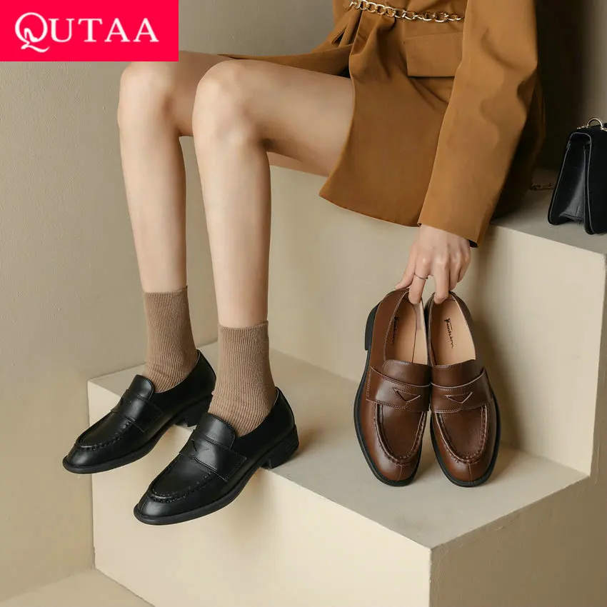 

QUTAA/2023 г. Женские туфли-лодочки Классическая Весенняя офисная обувь из натуральной кожи без застежки на толстом низком каблуке с круглым носком женские размеры 34-39