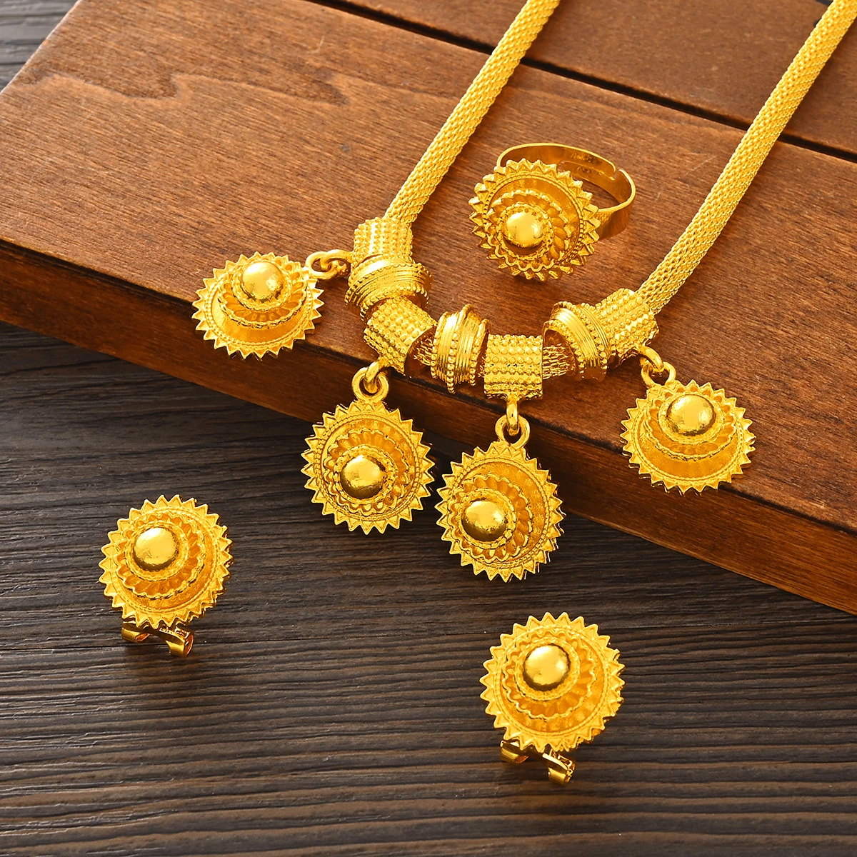 Комплект из колье и серёг под золото 24 к