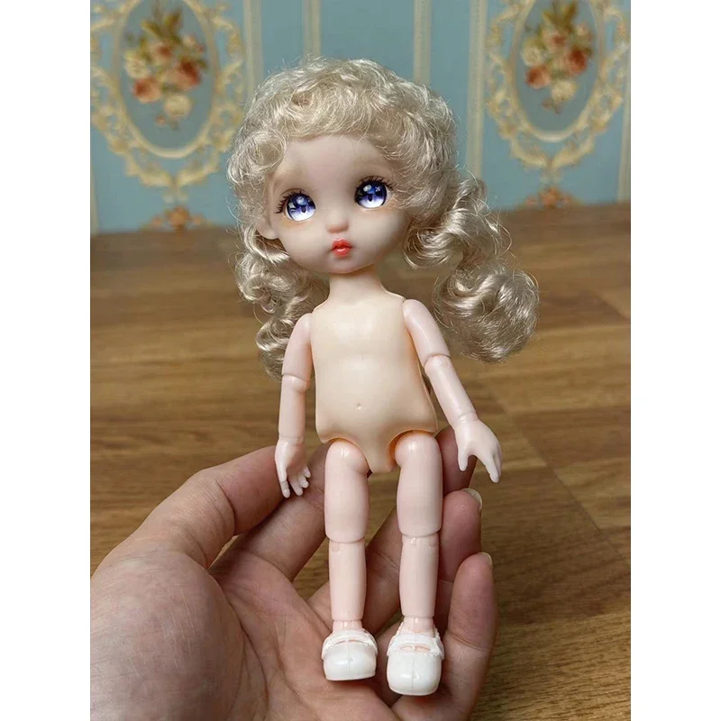 Кукла шарнирная с желтыми вьющимися волосами 17 см