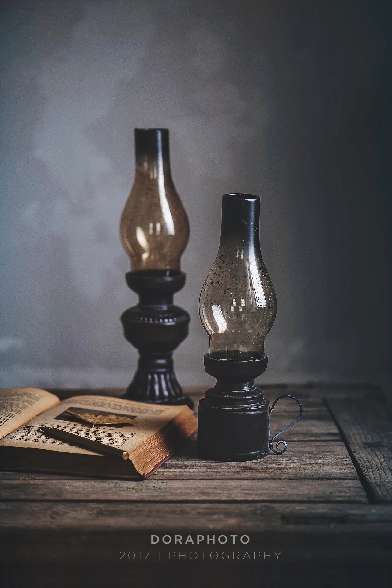 

Retro style used kerosene lamp photography props desktop decorations home accessories