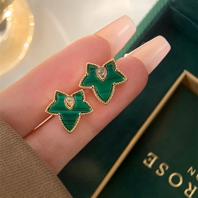 

Женские серьги-гвоздики в виде листа