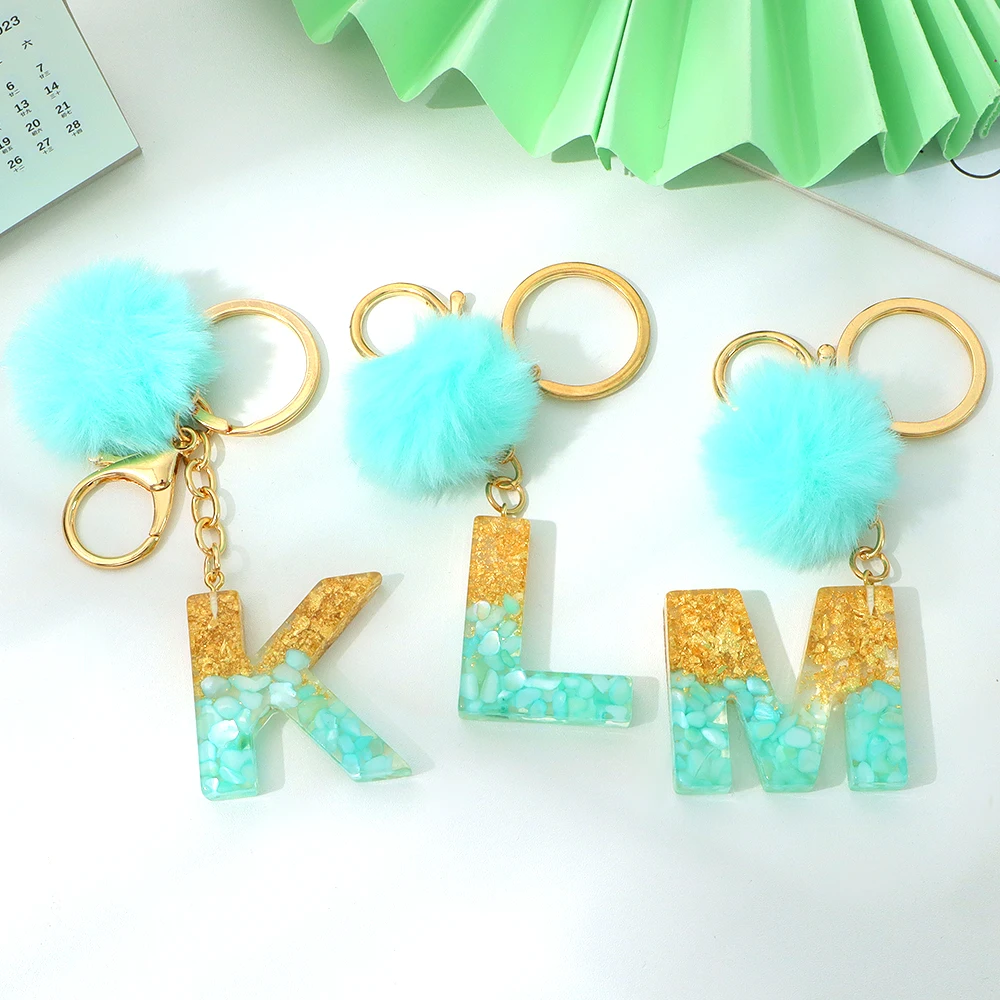 Популярный брелок с зеленым помпоном и буквами