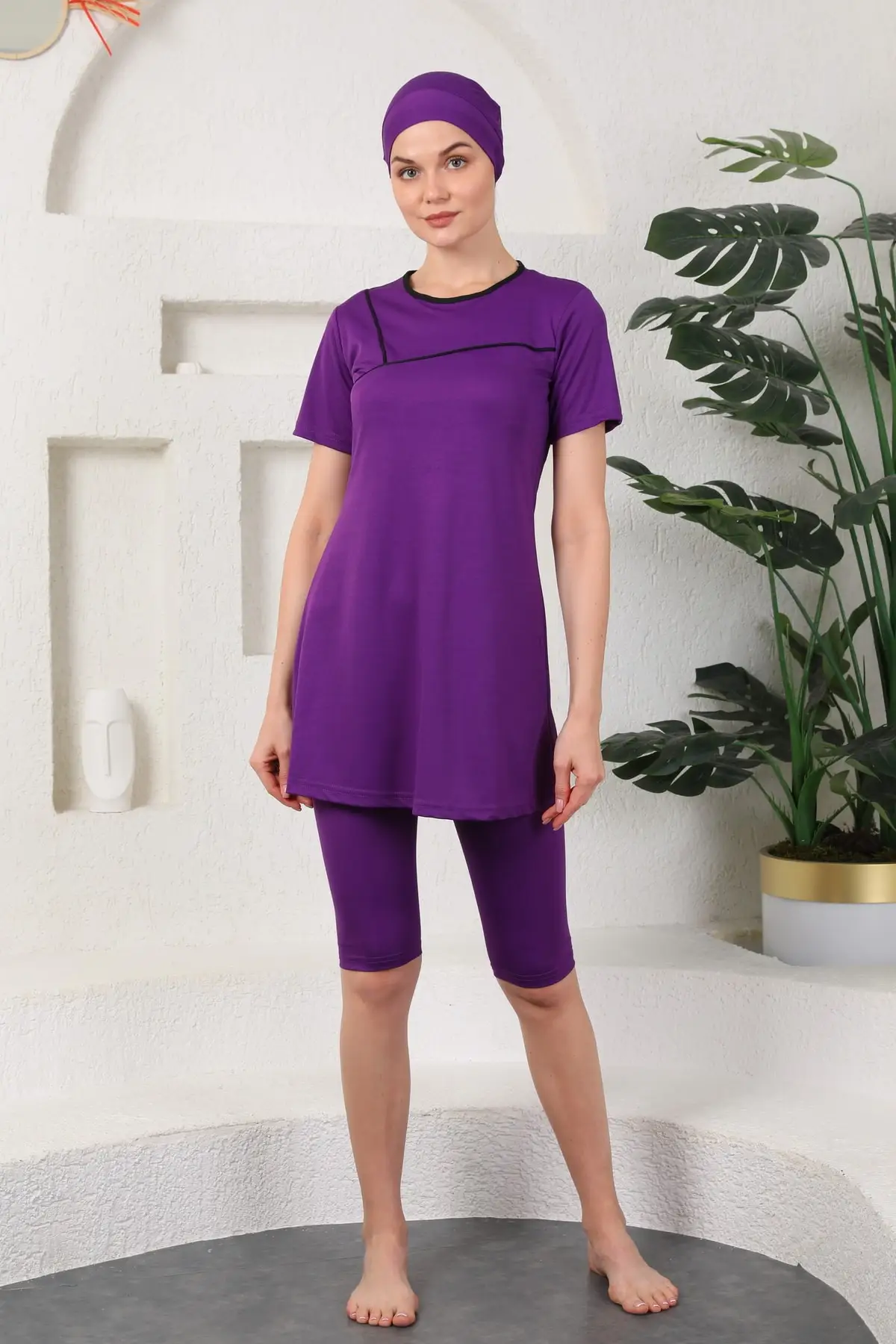 

Черный купальник с полуоткрытыми плечами, фиолетовый хиджаб, пляжная одежда