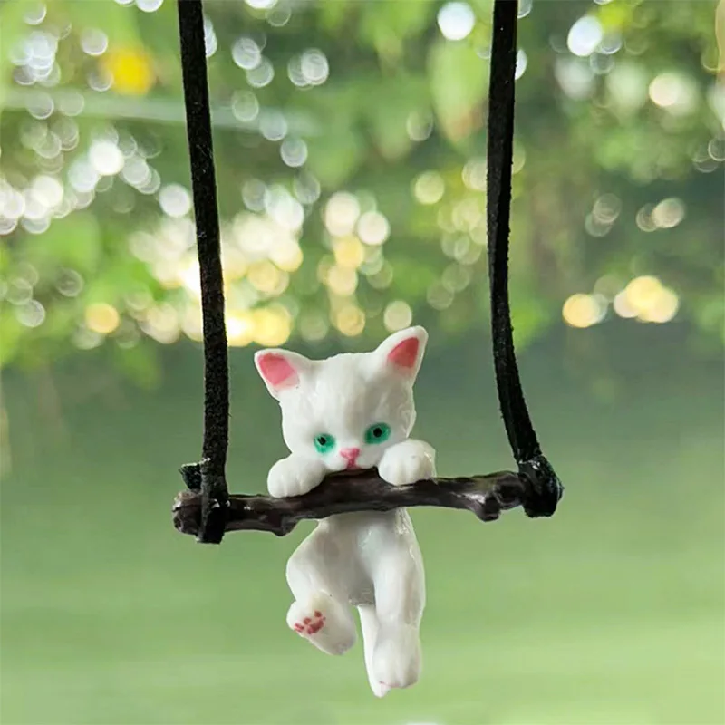 

Подвеска для зеркала заднего вида в виде кошки