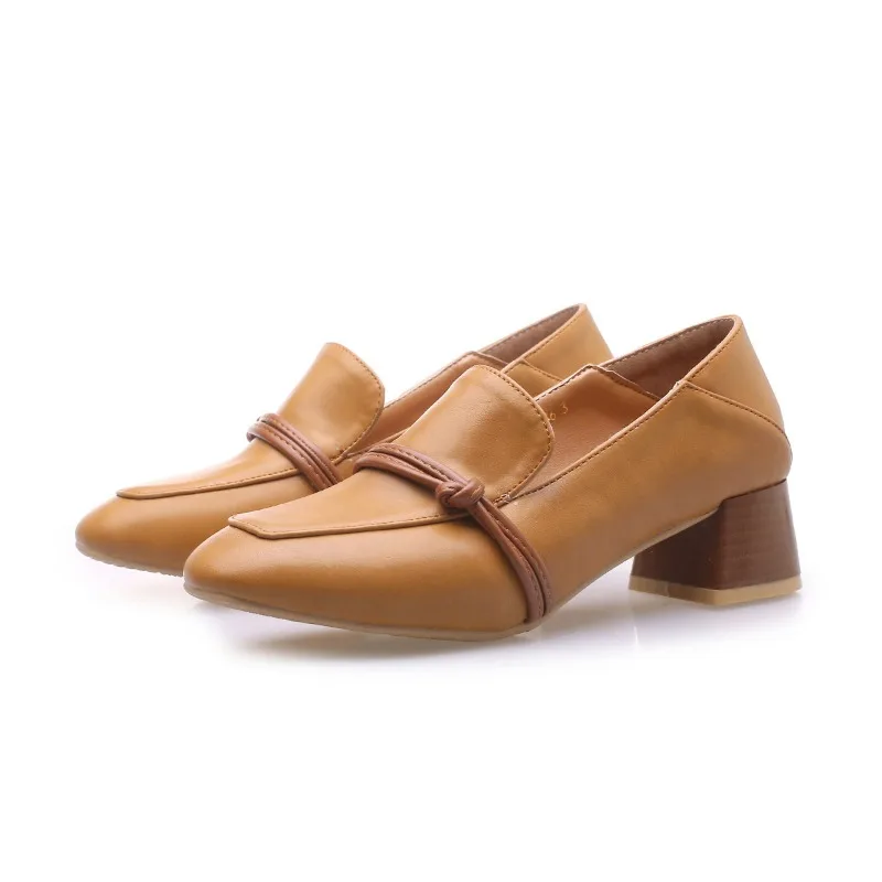 Женские туфли на толстом каблуке в стиле ретро