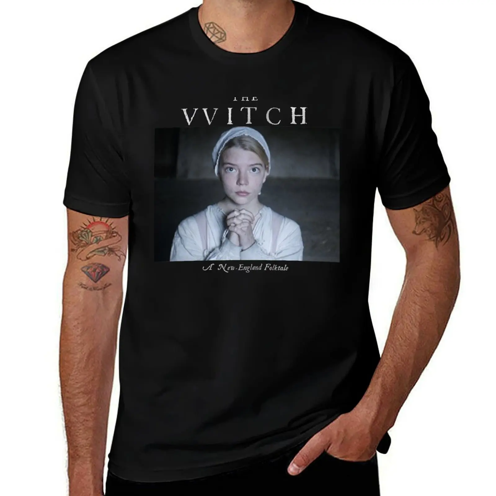 Фото THE VVITCH // THE WITCH - Футболка с изображением Томасин, молящейся, модная простая повседневная футболка №1