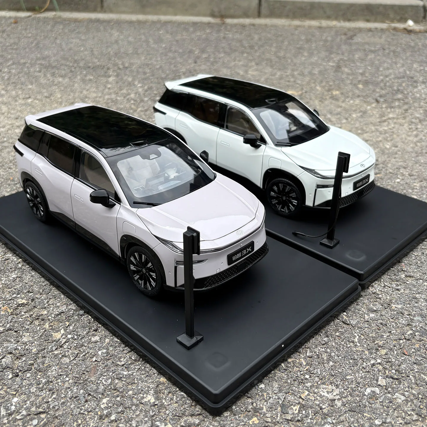 Фото Масштабная модель 1:18, Toyota bZ3X EV, электрический внедорожник, литая модель автомобиля для демонстрации, подарков и коллекций №1