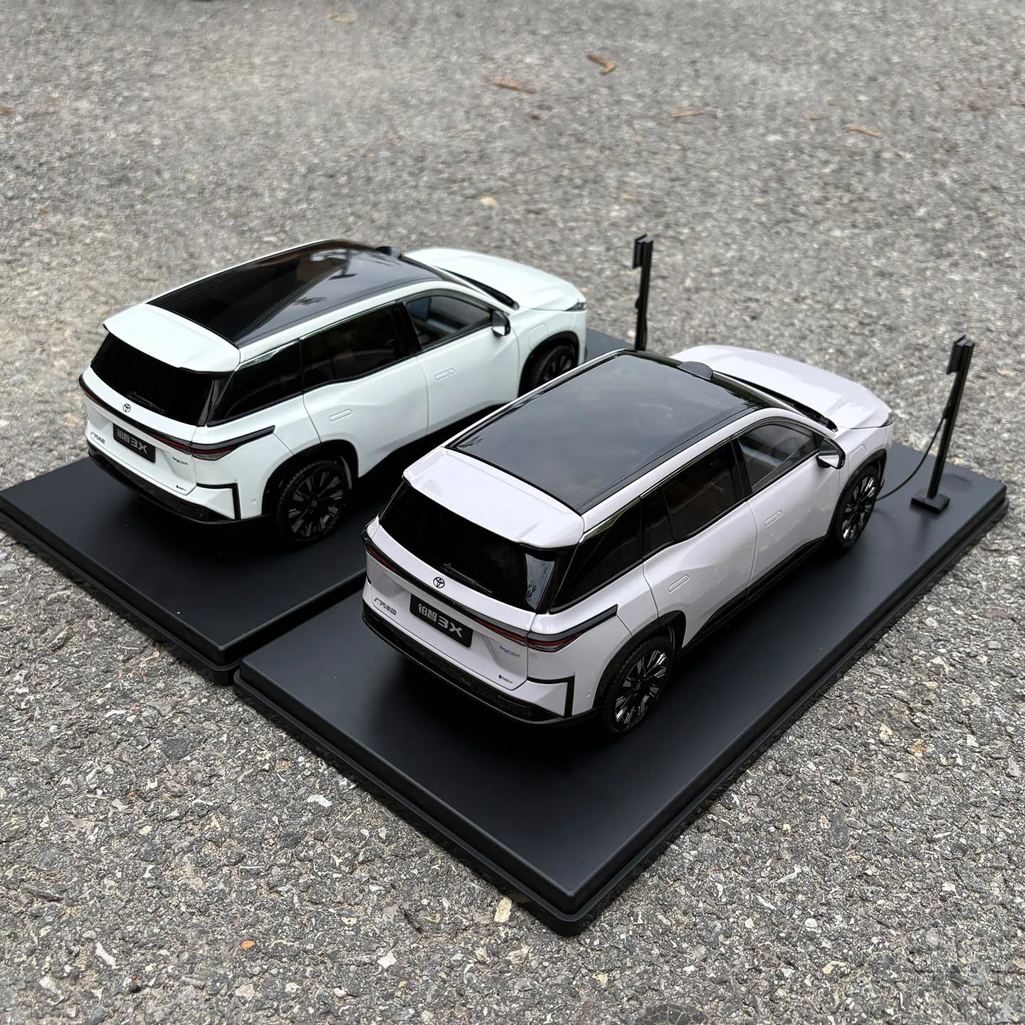 Фото Масштабная модель 1:18, Toyota bZ3X EV, электрический внедорожник, литая модель автомобиля для демонстрации, подарков и коллекций №2
