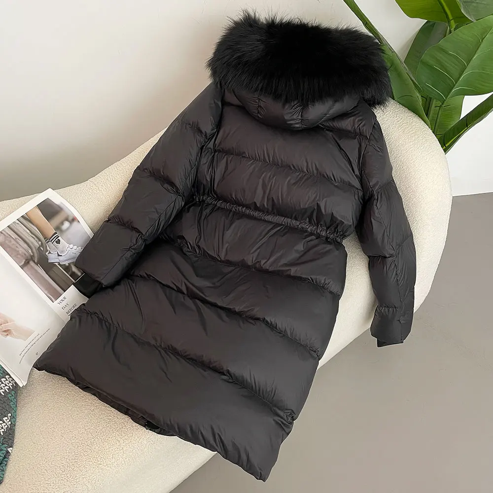 Женское длинное теплое пальто на белом утином пуху с воротником из лисьего меха и