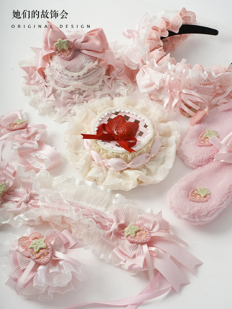 Полосатый гаджет ручной работы в стиле &quotЛолита&quot с клубникой нежно-милые