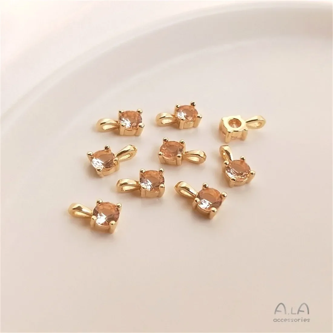 Маленький кулон из 14-каратного настоящего золота с инкрустацией цирконием и