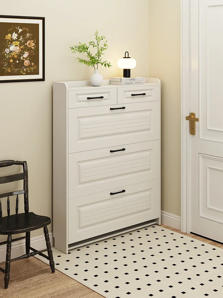 Шкаф для обуви из массива дерева с выдвижными ящиками у двери дома ультратонкий