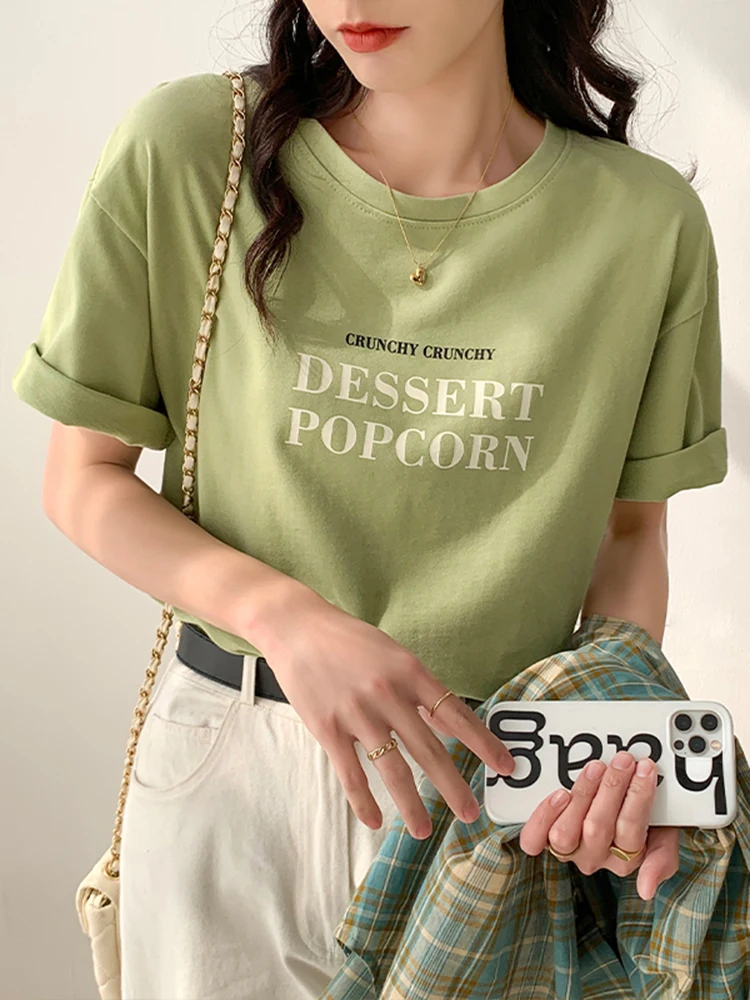 

Женская футболка с круглым вырезом и принтом букв