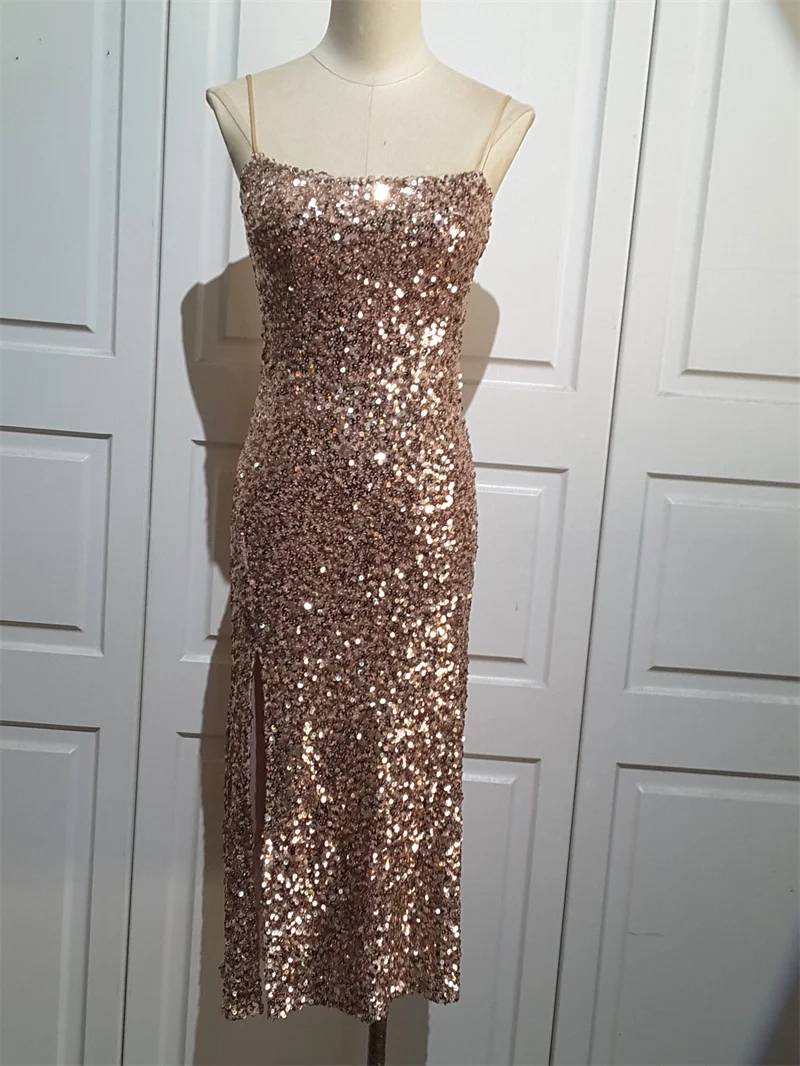 Женское платье с блестками и разрезом до колена |