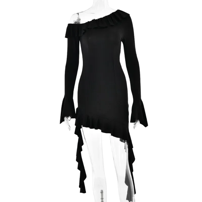 Женское облегающее платье-футляр с расклешенным рукавом и диагональным