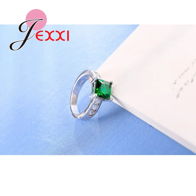 Весенне-зеленое кольцо с квадратным кристаллом и камнем классическое серебряное