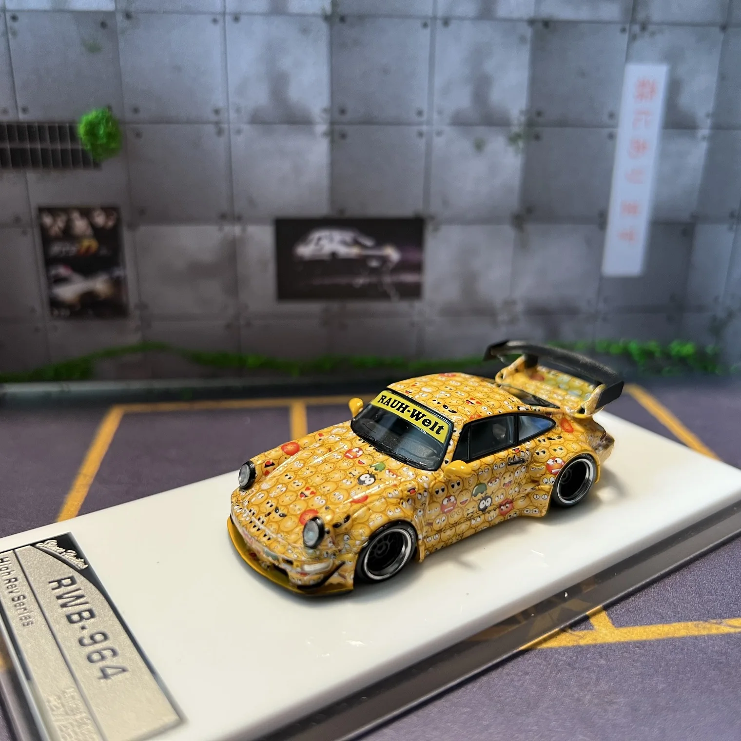 

Модель автомобиля из смолы SH 1/64 964