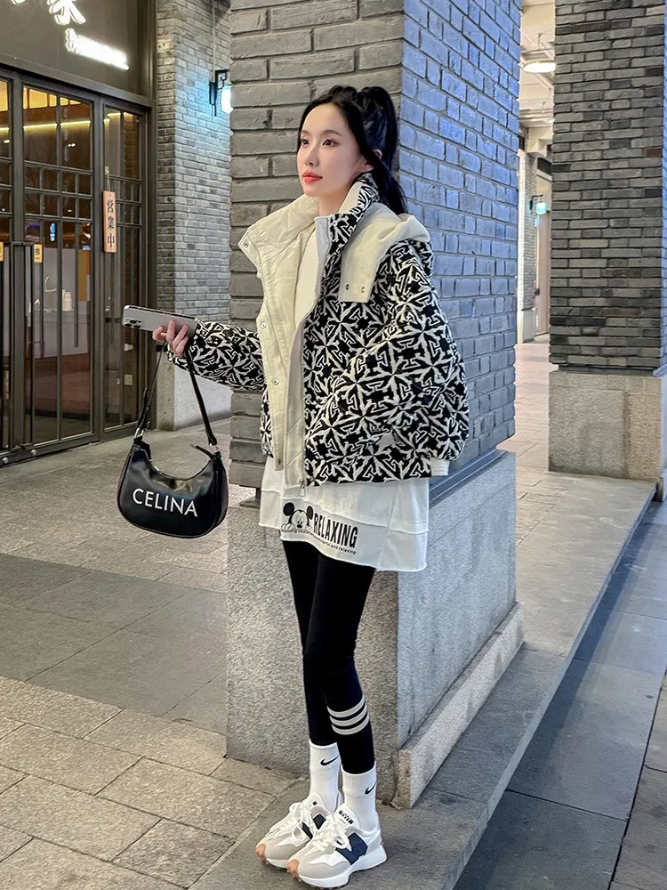 Маленький пуховик женский короткий 2024 зимняя новая мода капюшон с принтом белый