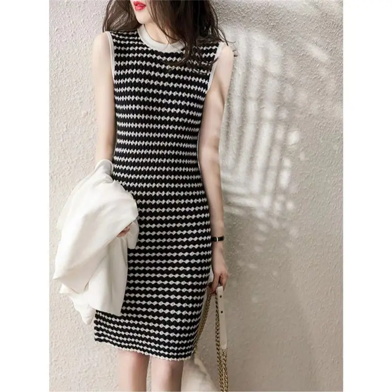 

Женское трикотажное мини-платье в полоску, с завышенной талией